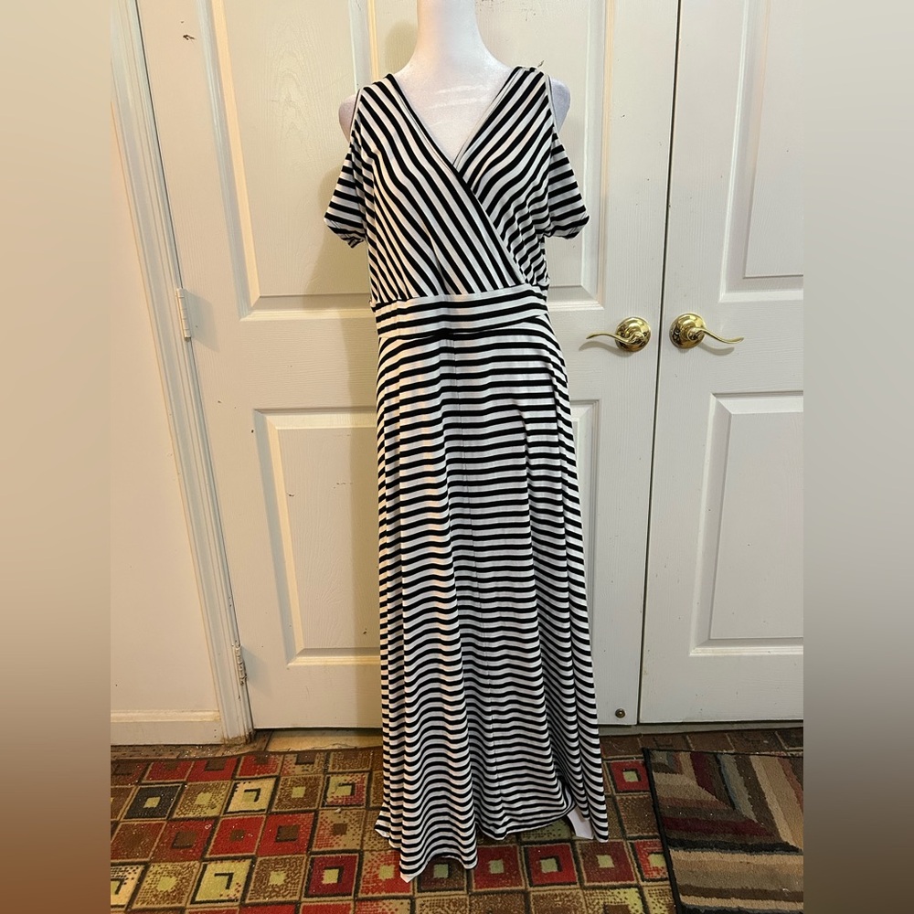 Torrid black & white striped cold shoulder maxi